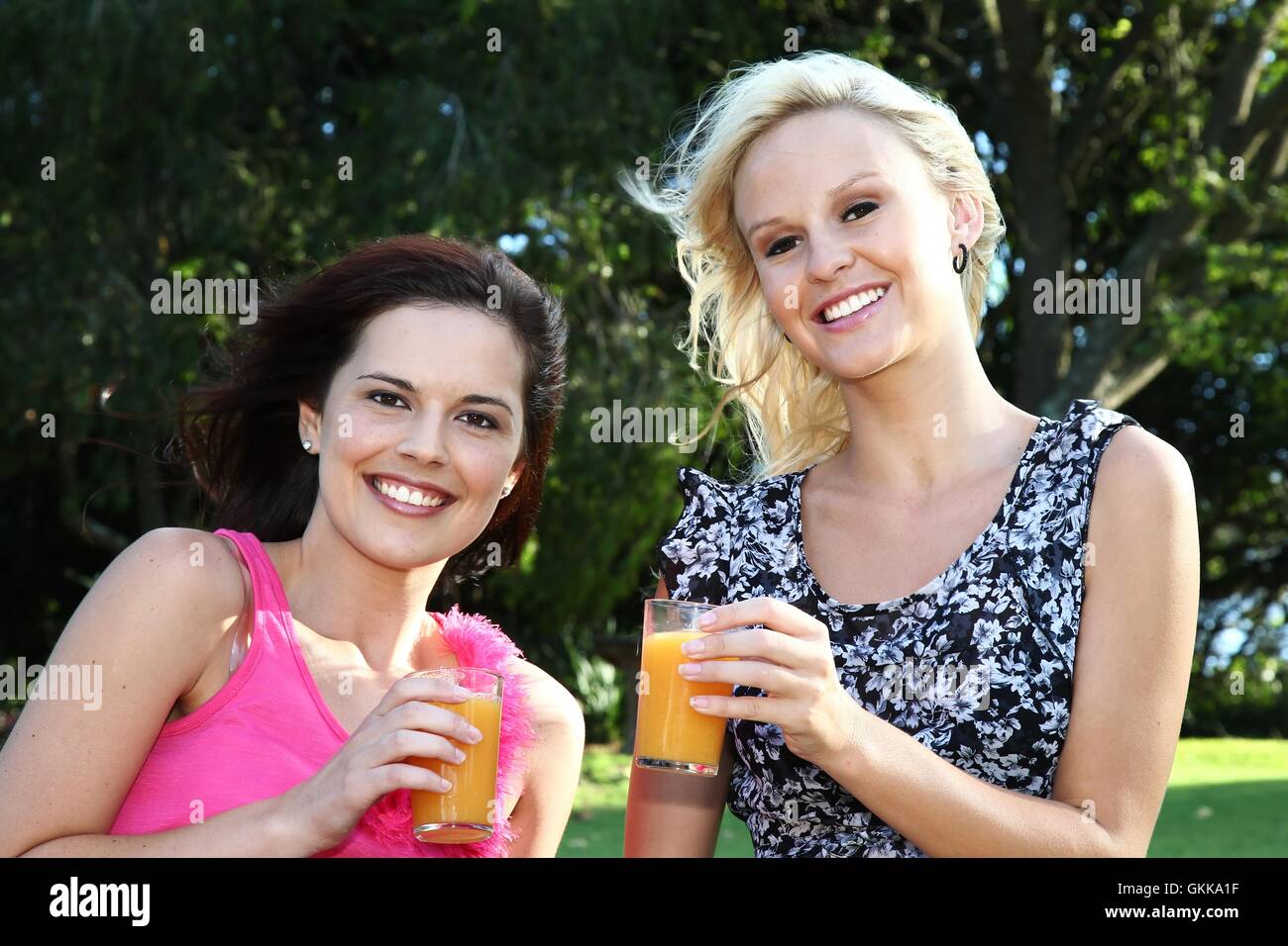 Bella donne bere il vino all'aperto Foto Stock
