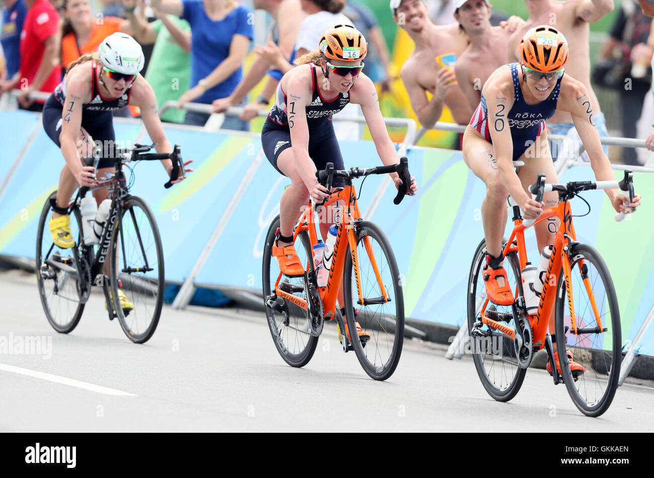 La Gran Bretagna non Stanford e Vicky Holland durante la donna Triathlon il quindicesimo giorno del Rio Giochi olimpici, Brasile. Foto Stock