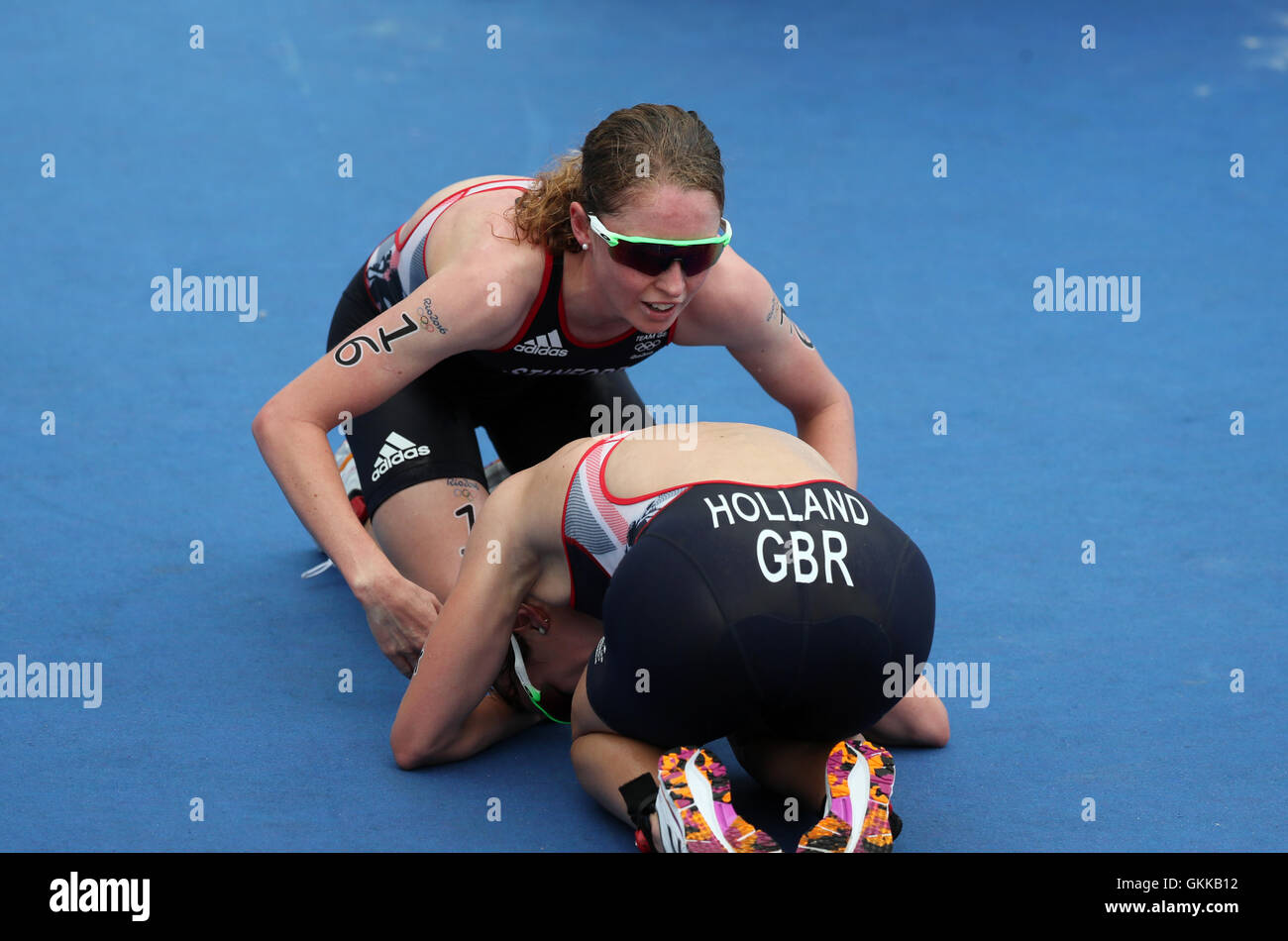 La Gran Bretagna non Stanford e Vicky Holland folliowing le donne del Triathlon il quindicesimo giorno del Rio Giochi olimpici, Brasile. Foto Stock