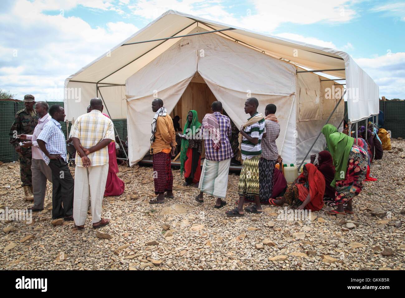 SOMALIA, Baidoa: In una fotografia scattata il 10 ottobre 2013 e rilasciato dall'African Union-United Nazioni Informazioni sul team di supporto 21 Ottobre, civili somali attendere al di fuori di un libero ambulatorio medico gestito da ugandesi e burundesi personale militare di servire con la missione dell Unione Africana in Somalia (AMISOM) in Baidoa, la capitale di Bay e Bakool regione nella Somalia centrale. La clinic si svolgono due volte a settimana con un massimo di 400-500 persone su un giorno medio, il trattamento di denunce che vanno da malattie sessualmente trasmissibili, per infezioni respiatory amd complicazioni cardiache. Ua/ONU IST foto / ABDI DAKAN. Foto Stock