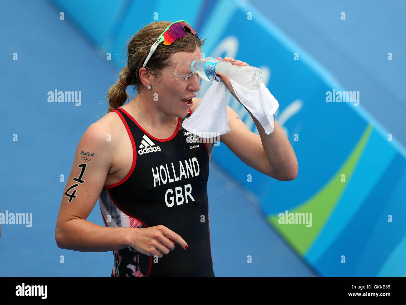Gran Bretagna Vicky Holland termina terzo a seguito delle donne Triathlon il quindicesimo giorno del Rio Giochi olimpici, Brasile. Foto Stock