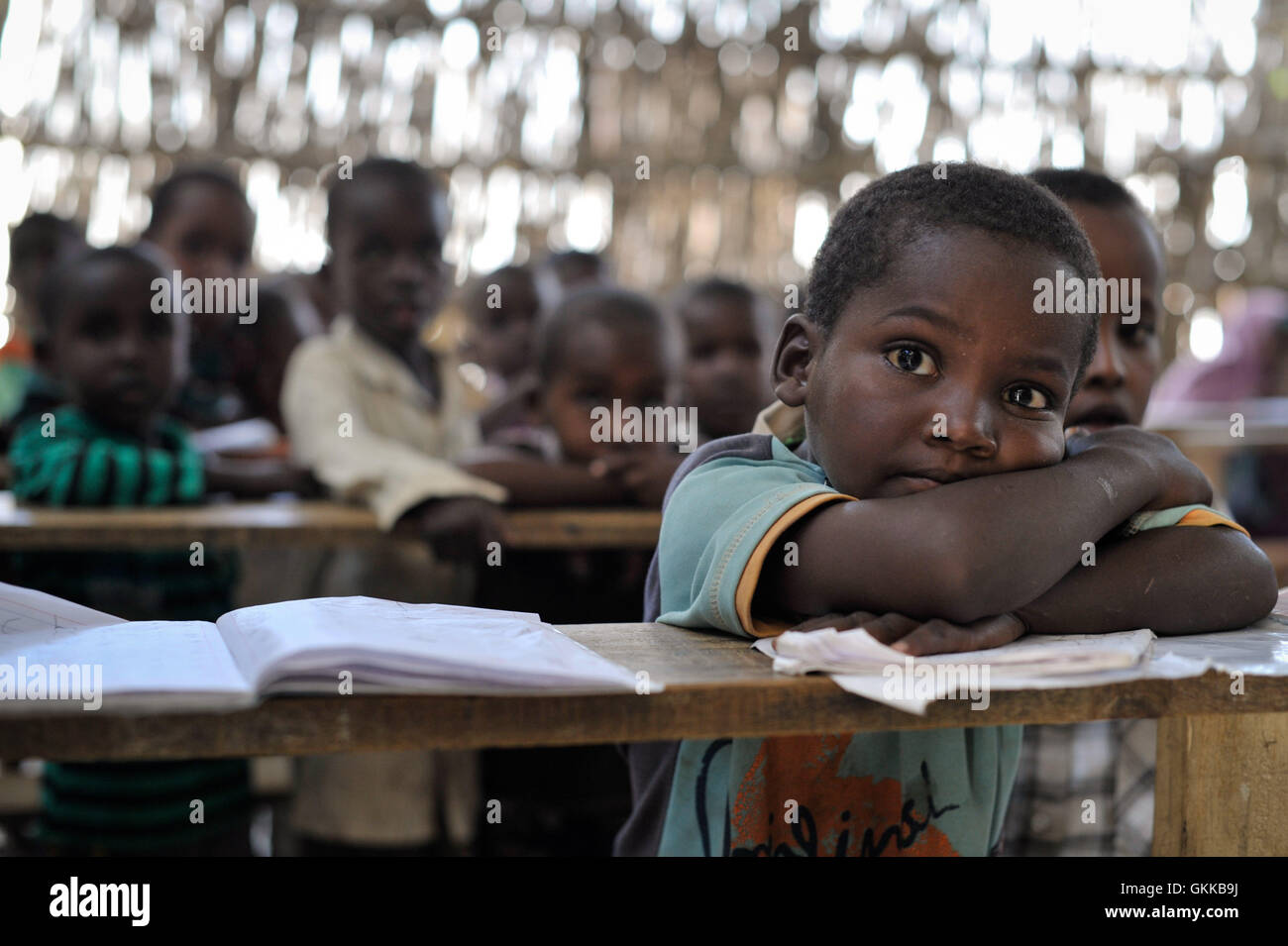 Gli studenti di ascoltare il loro Maestro durante la classe a come scuola gestita dalla Abdi Hawa centro nel Corridoio di Afgoye della Somalia il 25 settembre. Il dott. Hawa, riconosciuto a livello internazionale umanitaria, stabilito il Hawa Abdi Center nel 1983, e ha catering per decine di migliaia di persone nel corso degli anni di sfollati per la guerra civile in Somalia. Il centro contiene ora un IDP camp, una scuola e un ospedale. AU ONU IST foto / Tobin Jones Foto Stock