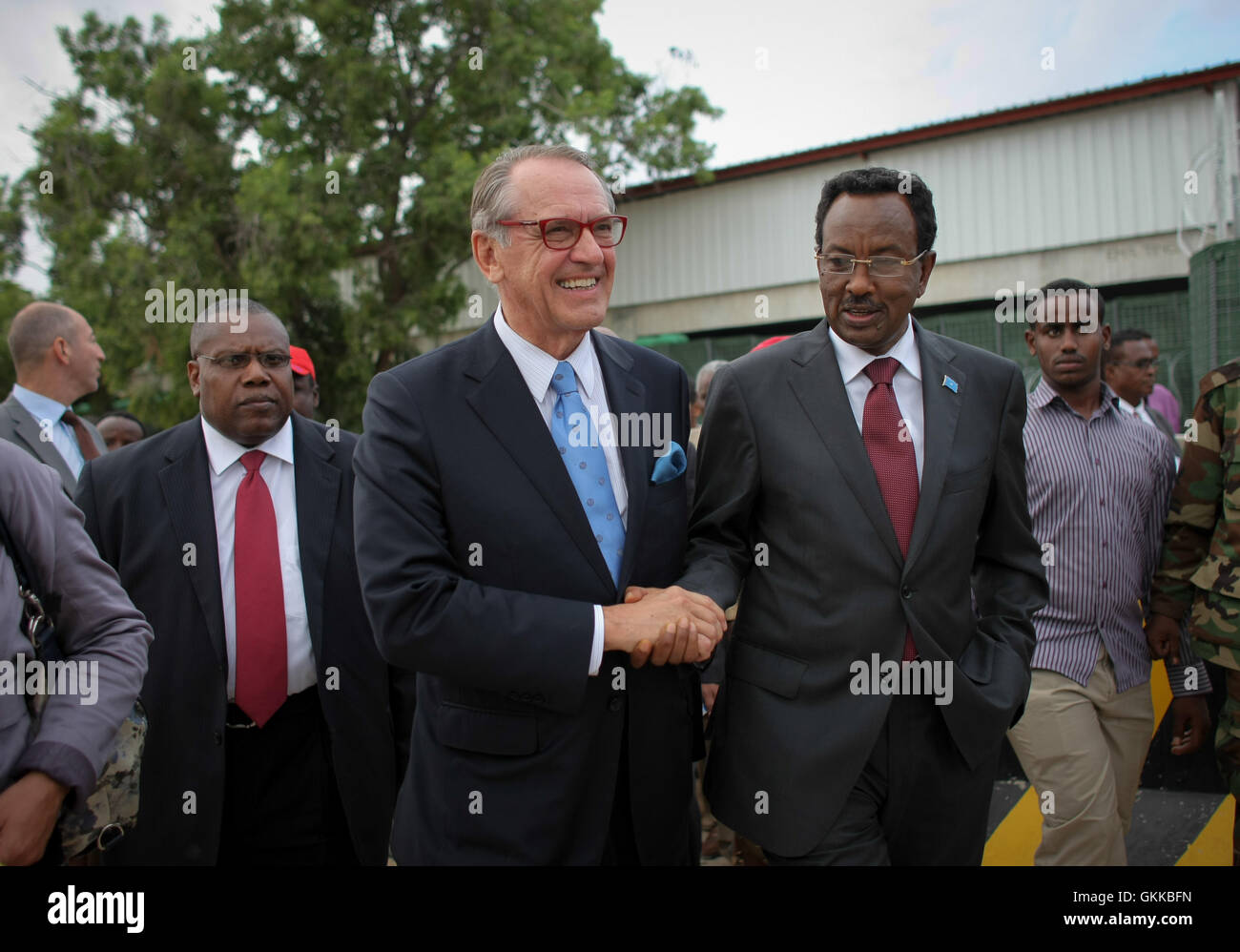 SOMALIA, Mogadiscio: in un handout fotografia scattata e rilasciato dall'African Union-United Nazioni Informazioni sul team di supporto 26 ottobre 2013, Organizzazione delle Nazioni Unite dal Segretario generale aggiunto, Jan Eliasson scuote le mani con il Primo Ministro somalo ha Abdi Farah Shirdon a Villa Somalia, la sede del governo federale nel paese della capitale Mogadiscio. DSG Eliasson tenuto riunioni a Villa Somalia con il presidente Hassan, Speaker del Parlamento Federale di Mohammad Sheikh Osman Jawari e il Primo Ministro Abdi Farah Shirdon. Il sig. Eliasson, che per ultima ha visitato la Somalia come Sottosegretario Generale per gli aiuti umanitari Affai Foto Stock