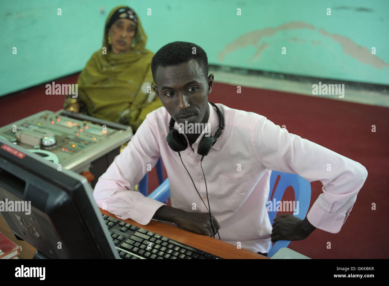 Uno di Radio Mogadiscio i dipendenti lavora una macchina utilizzata per convertire l'archivio di Registrazioni analogici in file digitali il 7 novembre a Mogadiscio, in Somalia. Il Ministro delle informazioni, Abdullahi Elmoge Hirsi, visitato oggi Radio Mogadiscio al fine di vedere la digitalizzazione in corso della stazione di archivio che è stato mantenuto in gran parte intatto per oltre due decenni di guerra civile e ora viene convertito in file digitali per garantire la sua sopravvivenza. AU ONU IST foto / Tobin Jones Foto Stock