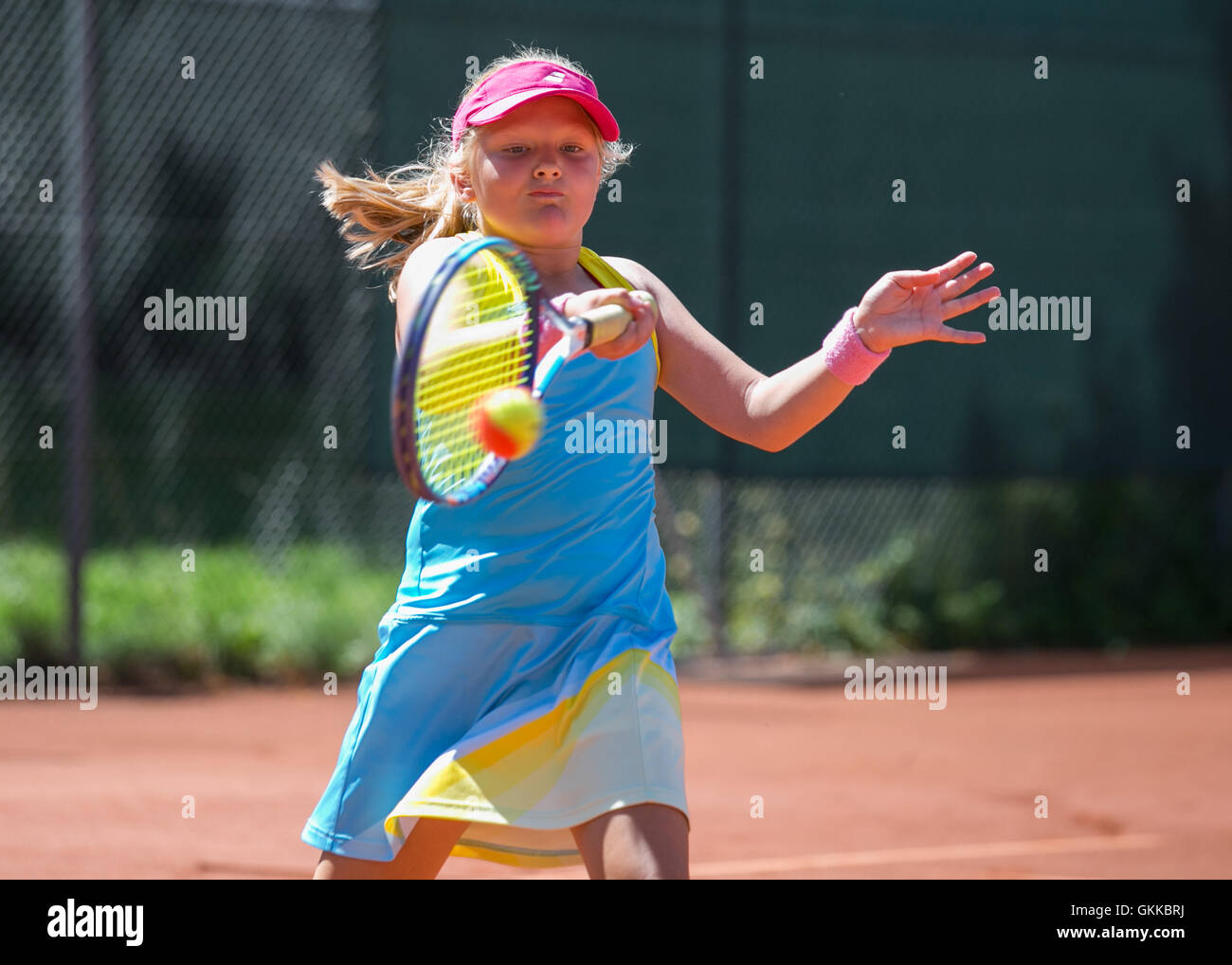 Ragazza giovane giocando a tennis. Foto Stock