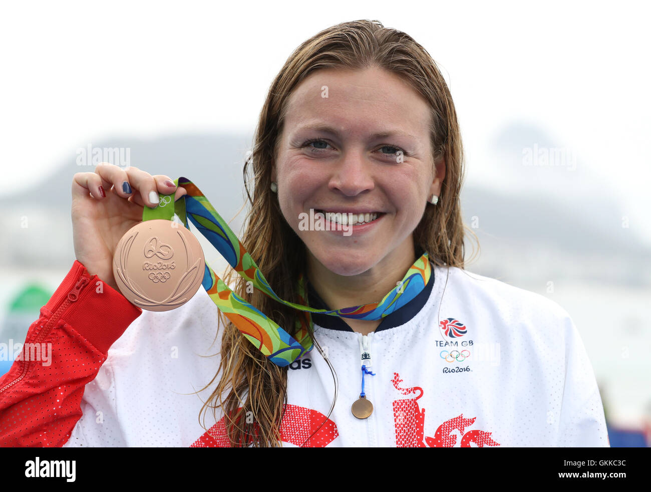 Gran Bretagna Vicky Holland con la sua medaglia di bronzo in seguito le donne del Triathlon il quindicesimo giorno del Rio Giochi olimpici, Brasile. Foto Stock