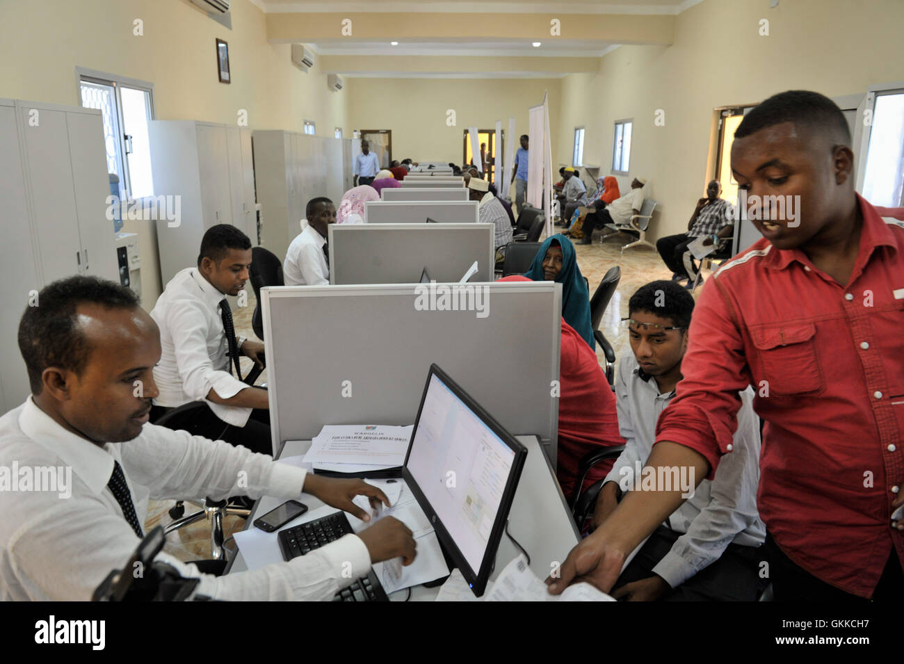 Un nuovo centro di identificazione biometrica a Mogadiscio ha iniziato a rilasciare carte di identificazione ai cittadini somali nel dicembre 2014, a seguito di finanziamenti da parte dell'USAID e dell'Organizzazione internazionale per le migrazioni (OIM). Questa iniziativa sostiene il rafforzamento delle infrastrutture civiche somale. Foto Stock