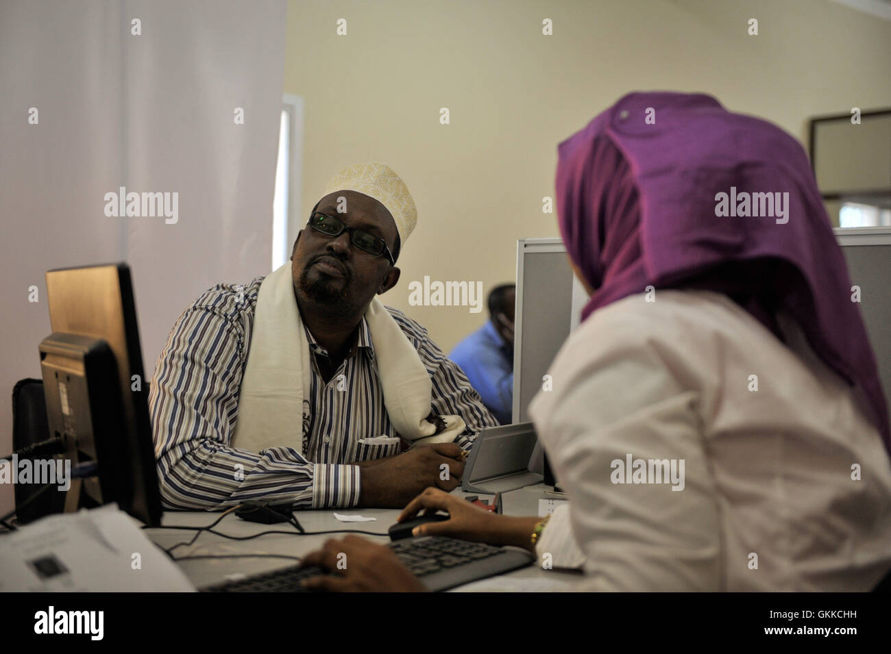 A Mogadiscio, un nuovo centro ha iniziato a rilasciare carte di identificazione biometriche ai cittadini somali. Istituita dall'amministrazione regionale nel mese di dicembre e finanziata dagli aiuti degli Stati Uniti attraverso l'Organizzazione internazionale per le migrazioni (OIM), l'iniziativa mira a migliorare i sistemi nazionali di identificazione e l'accesso ai servizi. Au un IST foto di Tobin Jones. Foto Stock