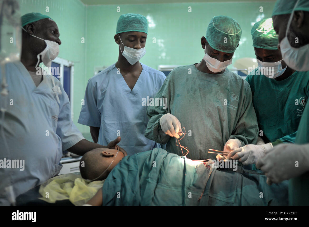 I chirurghi curano un paziente dopo un intervento chirurgico all'ospedale Banadir di Mogadiscio, Somalia, il 4 febbraio. L'ospedale fornisce cure mediche critiche alle persone colpite da conflitti e altri problemi di salute. / FOTO AU-UN IST Foto Stock
