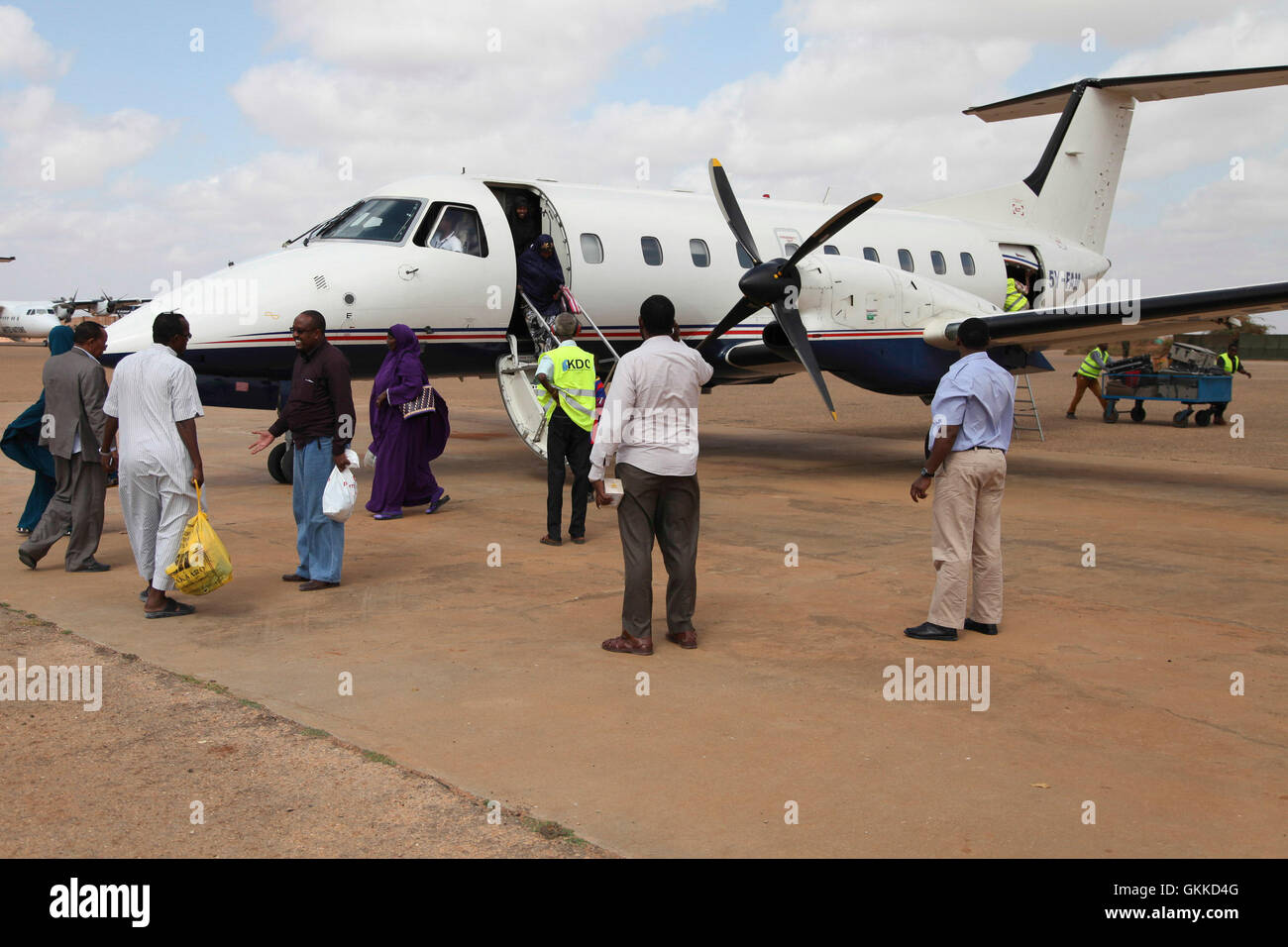 Sbarcare passeggeri di un aereo. Dopo 23 anni di una guerra, Aeroporto di Kismayo sta lentamente tornando indietro.. AU ONU IST/ Ramadan Mohamed Hassan Foto Stock