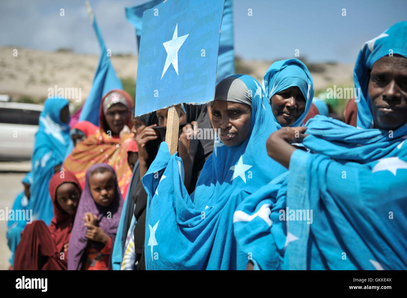 Il 5 giugno, le donne somale a Mogadiscio hanno celebrato la consegna di un nuovo pozzo donato dall'AMISOM alla comunità locale. Le donne indossavano abiti decorati con la bandiera somala, ballando e cantando per celebrare questa nuova risorsa d'acqua. Foto Stock