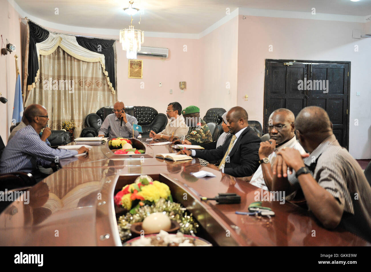 H.E Primo Ministro Sheikh Abdiwelli, Rappresentante speciale del Presidente della Commissione dell'Unione africana per la Somalia (SRCC) Ambasciatore Mahamat Saleh Annadif, comandante tenente generale Sila Ntigurirwa ,AMISOM Sesso Officer Mané Ahmed, il dottor Omar, umanitario Senior Liaison Officer Abdul Diabagate prima di una riunione del 19 maggio 2014. AU UNISTPHOTO/David Mutua Foto Stock