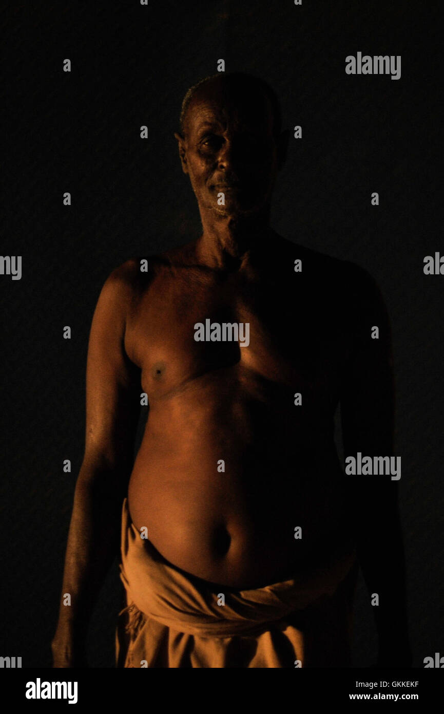 Un uomo somalo si erge sul lato della strada a Baidoa, Somalia, come  soldati etiopici condurre