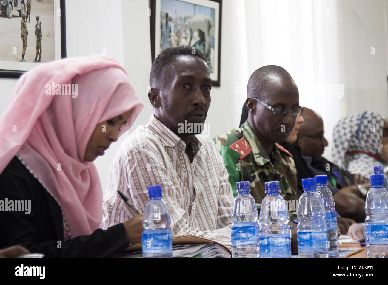 Il 21 giugno 2014, Ssebirumbi Kisinziggo, alto funzionario per gli affari politici dell'AMISOM, ha condotto una tavola rotonda a Mogadiscio incentrata sulle esigenze di sviluppo delle capacità del sistema giudiziario somalo. L'evento mirava a rafforzare i quadri giuridici del paese. Foto AMISOM. Foto Stock