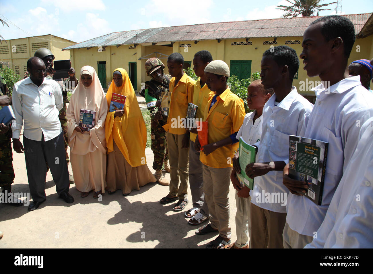 Truppe AMISOM distribuiti libri e prodotti alimentari per gli studenti di Kafaalo scuole primarie e secondarie, nel quartiere Fanole, Kismayo, come parte delle attività CIMIC. L'esercizio è stato guidato dal Maj Habil Nakhumwa insieme con la cooperazione civil-militare officer Capt Patrick Mukundi e impreziosito da IJA Assistant Ministro per i servizi sociali sig. Ahmed Haadi. AMISOM foto Foto Stock