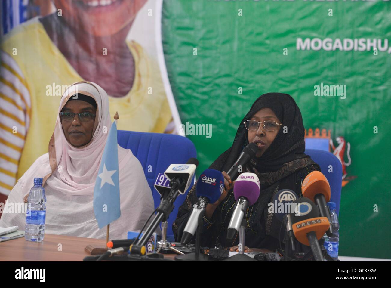 Membro del Parlamento somalo, Rabaa Sheikh, ascolta il ministro dei diritti umani e delle donne, Khadija Diriye fare un discorso durante il lancio della formulazione della Somalia Politica di tutela dei minori workshop a Mogadiscio il 20 agosto 2014. AMISOM foto / David Mutua Foto Stock