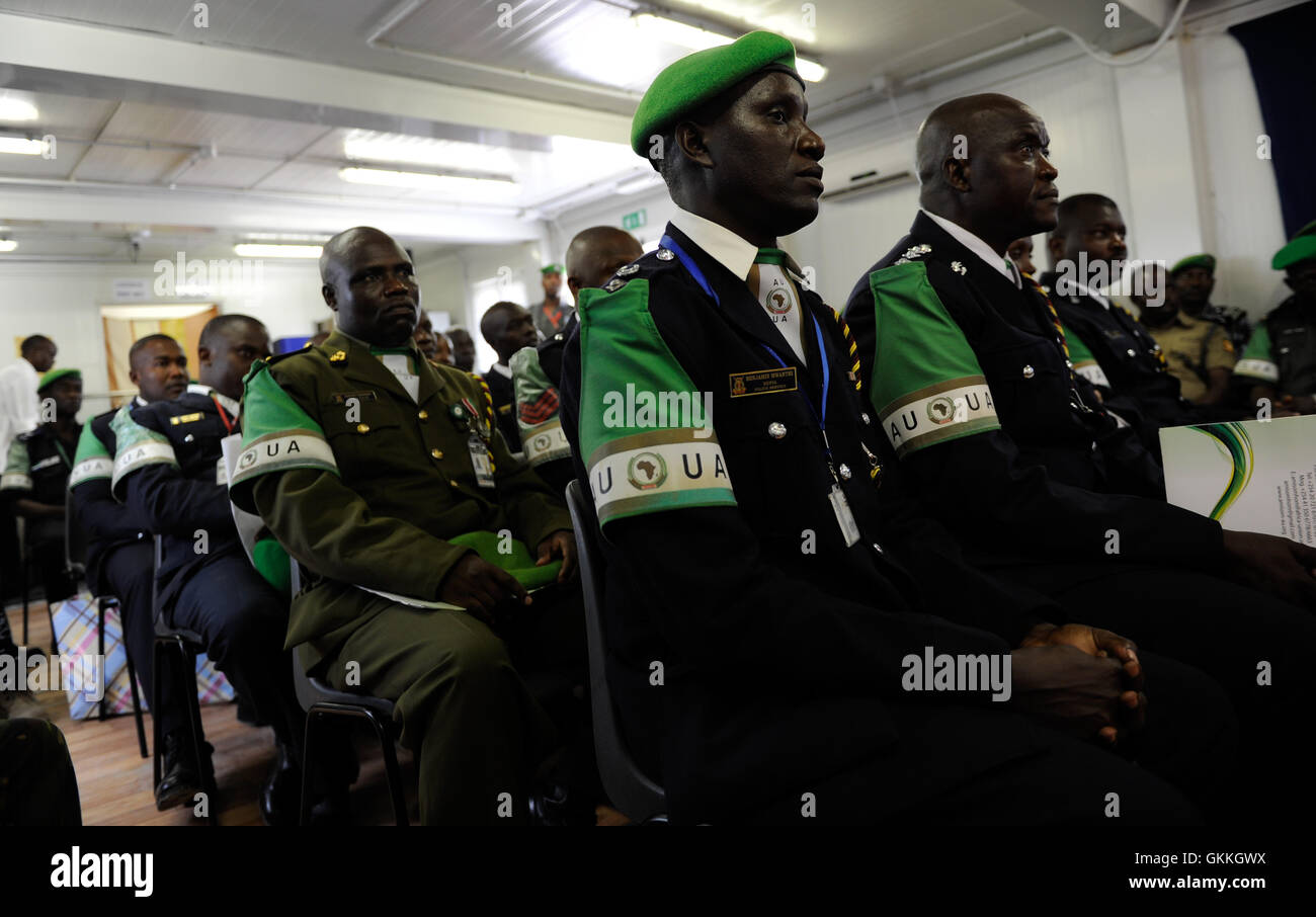 Keniote AMISOM Ufficiali della Polizia di seguire i procedimenti durante una medaglia cerimonia di premiazione per il keniota formato unità di polizia su dicembre 12 a AMISOM il Campo Base a Mogadiscio, in Somalia. Le medaglie sono stati aggiudicati a 13 poliziotti e di donne che hanno completato la loro distribuzione per la Somalia. AMISOM Photo/ Ilyas Ahmed Foto Stock