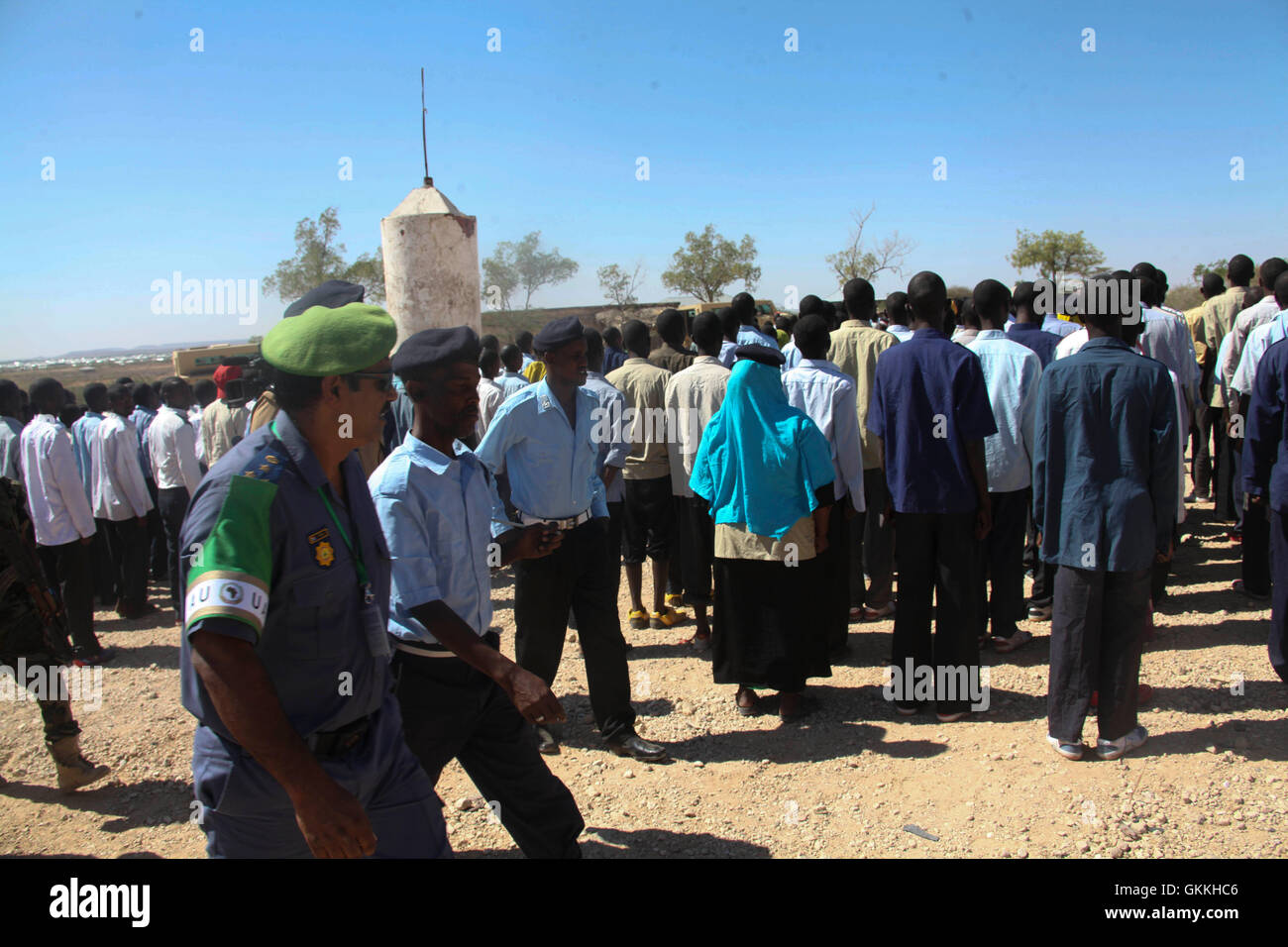 Il Commissario di polizia dell'AMISOM Anand Pillay visita il campo base di Belet-Weyne il 31 gennaio 2015, dove accoglie le nuove reclute della polizia somala insieme a un addestratore della polizia somala. La visita mirava a rafforzare il morale delle reclute e a rafforzare la cooperazione tra AMISOM e le forze di sicurezza somale. Foto AMISOM di Ahmed Qeys. Foto Stock