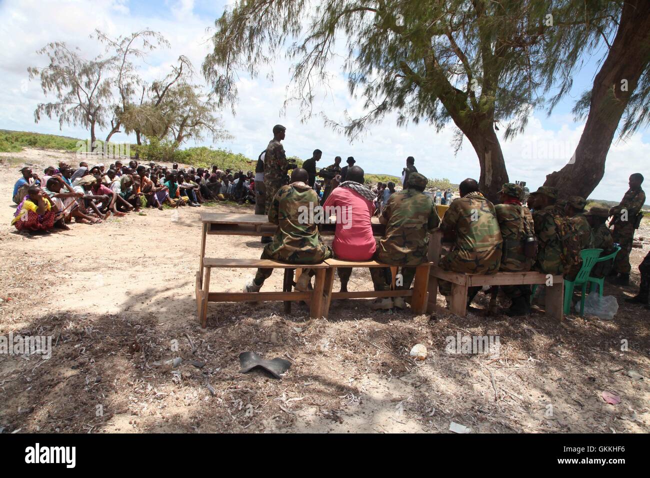 Il 14 aprile 2015, i residenti della città di Kuday hanno partecipato a un incontro con i funzionari dell'AMISOM e della Jubba. La città era stata recentemente liberata da al Shabaab dall'Esercito Nazionale somalo, sostenuto dalle forze dell'AMISOM, come parte degli sforzi per riconquistare il controllo dei territori in Somalia. Foto Stock