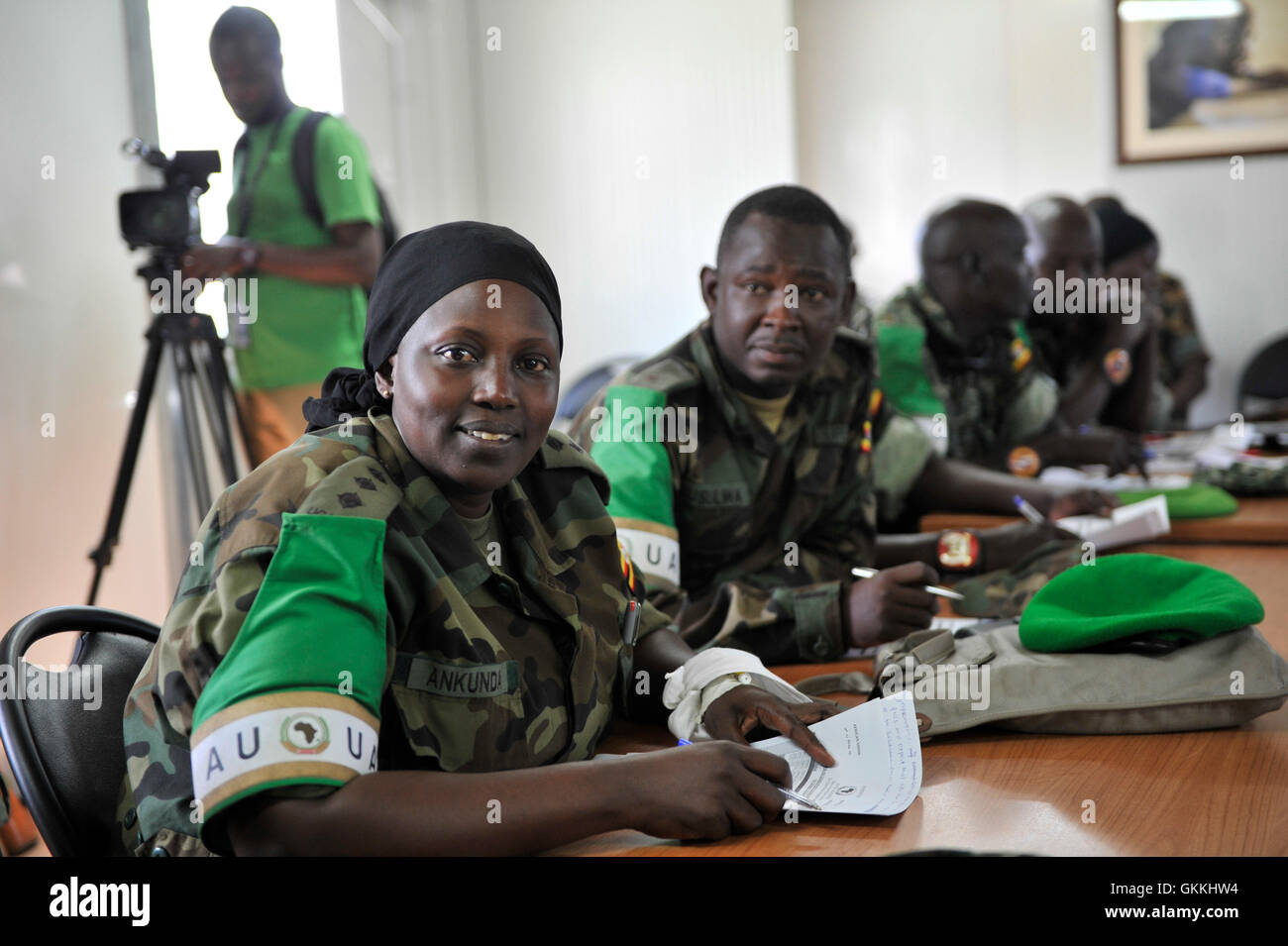 I peacekeeper AMISOM recentemente schierati dal contingente ugandese partecipano a un workshop sulle questioni di genere a Mogadiscio dal 9 marzo al 13 marzo 2015. La formazione, parte delle procedure pre-schieramento, mirava a promuovere la consapevolezza di genere e la sensibilità tra i soldati. Foto AMISOM di Ilyas Ahmed. Foto Stock