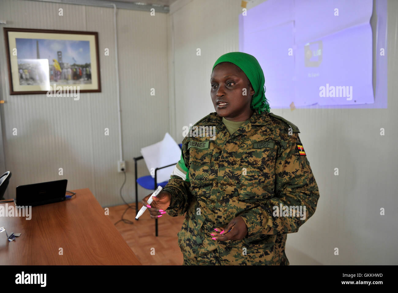 Dal 9 al 13 marzo 2015, il maggiore Renee Mwesigwa, ufficiale di genere del settore uno dell'AMISOM, ha condotto un workshop a Mogadiscio sulle questioni di genere nell'ambito delle procedure di pre-spiegamento per 40 ufficiali dell'esercito di sesso maschile e femminile di recente schieramento. Il workshop si è concentrato sulla sensibilità e l'uguaglianza di genere. Foto di Ilyas Ahmed. Foto Stock