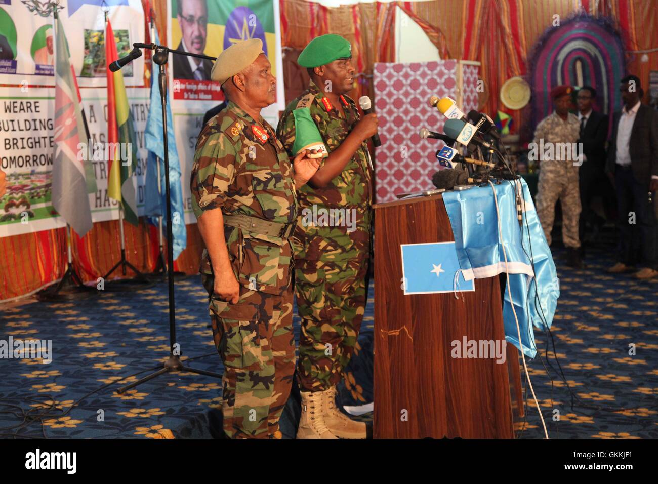 Il 7 maggio 2015, il comandante dell'AMISOM, il tenente generale Jonathan Rono, ha rappresentato l'ambasciatore Maman Sidikou all'inaugurazione del parlamento di Jubbaland a Kismayu, Somalia. Questo evento ha segnato un passo significativo nel processo politico somalo. Foto AMISOM di Mohamed Barut. Foto Stock