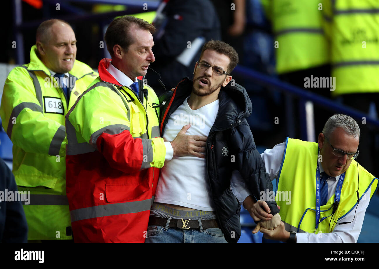 Steward trattenere un uomo in mezzo alla folla durante il match di Premier League al King Power Stadium, Leicester. Foto Stock