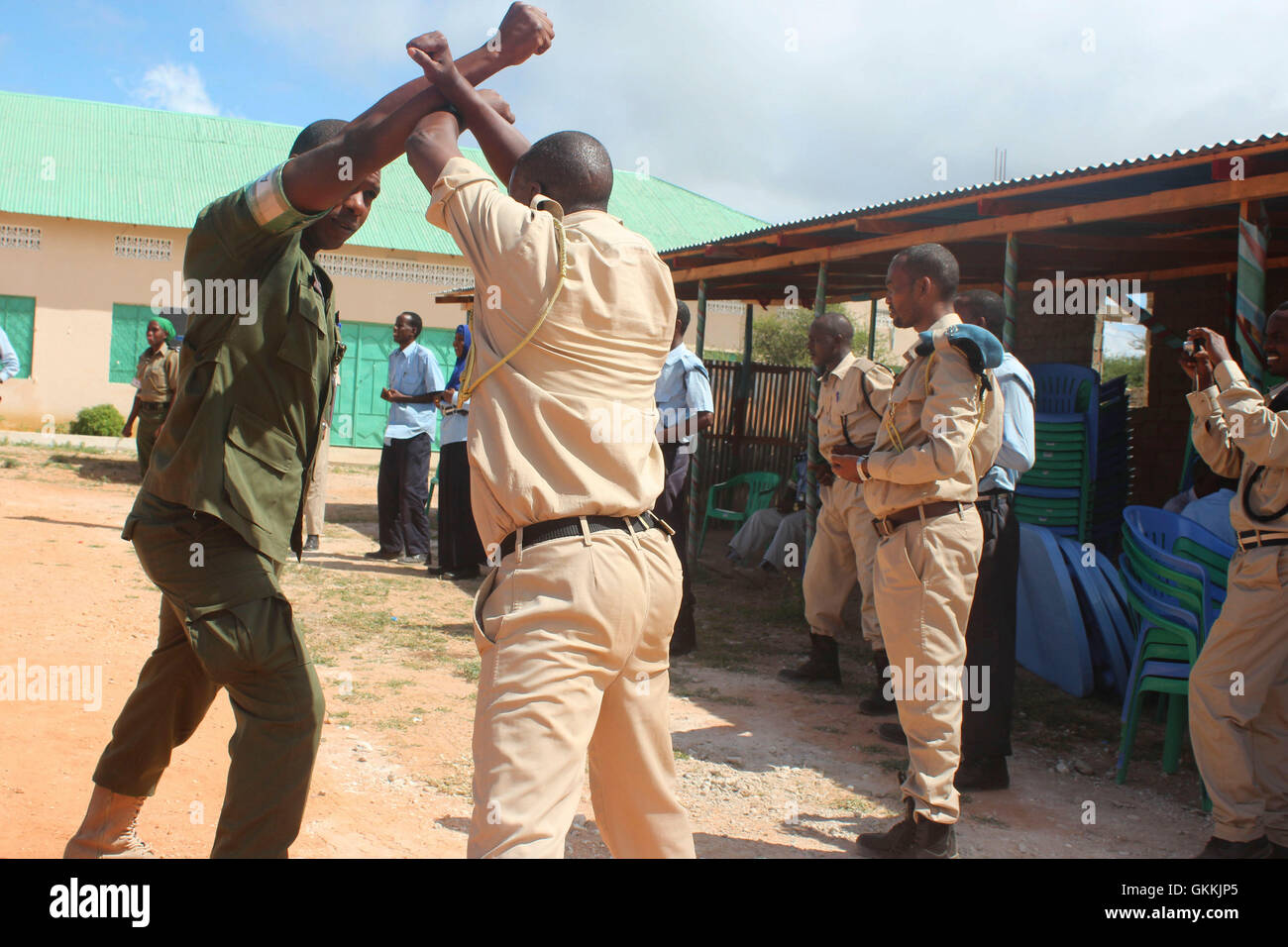 Un ufficiale di polizia somalo e un istruttore di polizia AMISOM dimostrano capacità di autodifesa durante un corso di protezione a Baidoa, Somalia. L'addestramento di due settimane, terminato il 4 giugno 2015, coinvolse 30 ufficiali della polizia somala (SPF). Foto Stock