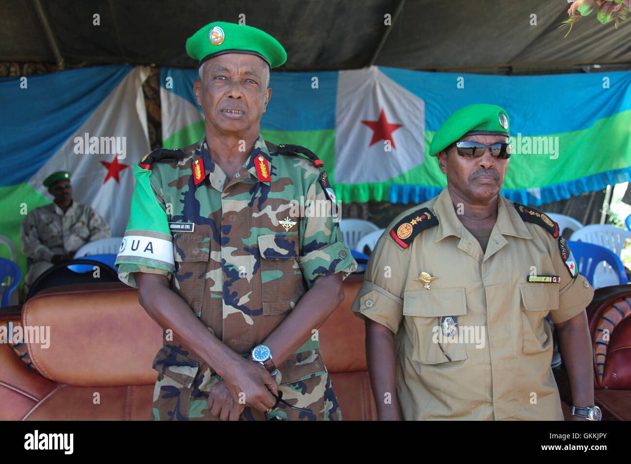 AMISOM Settore 4 Commander Col. Abdourahman Dhembil (sinistra) con AMISOM battaglione del Gibuti 2 Commander Col. Mohamed Elmi durante il trentottesimo anniversario della abitante del Gibuti Forze Armate giorno nel settore 4 Beletweyne, Somalia il 6 giugno 2015. AMISOM foto / Mohamed Haji Foto Stock