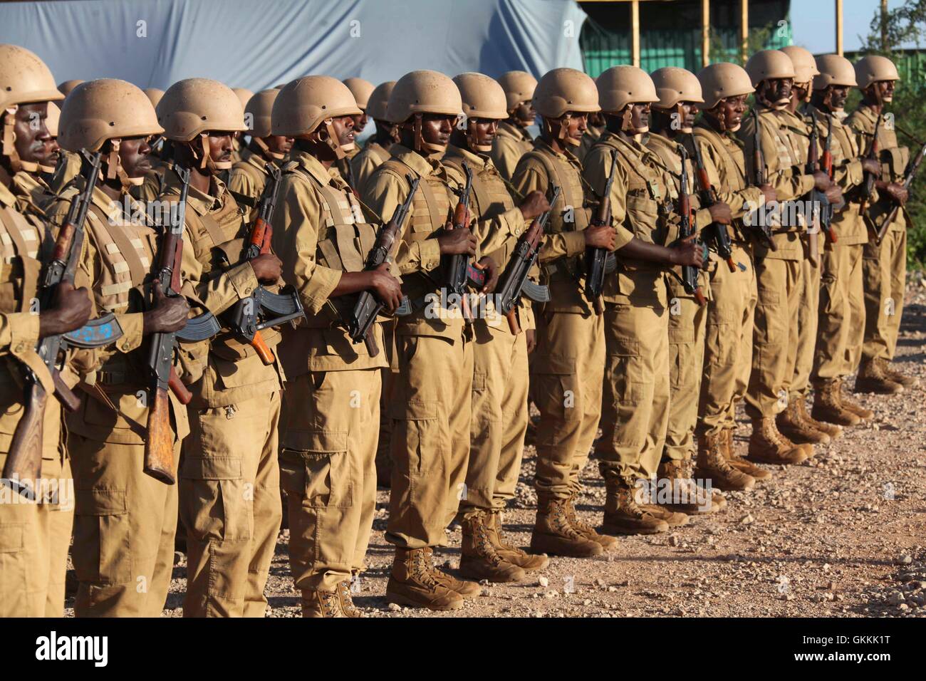 AMISOM abitante del Gibuti i soldati in una sfilata per contrassegnare il trentottesimo anniversario della abitante del Gibuti Forze Armate giorno nel settore 4 Beletweyne, Somalia il 6 giugno 2015. AMISOM foto / Mohamed Haji Foto Stock
