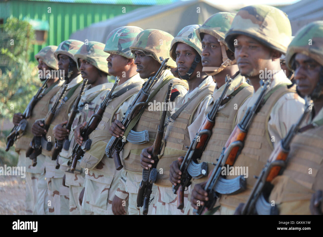 AMISOM abitante del Gibuti i soldati in una sfilata durante il trentottesimo anniversario della abitante del Gibuti Forze Armate giorno nel settore 4 Beletweyne, Somalia il 6 giugno 2015. AMISOM foto / Mohamed Haji Foto Stock