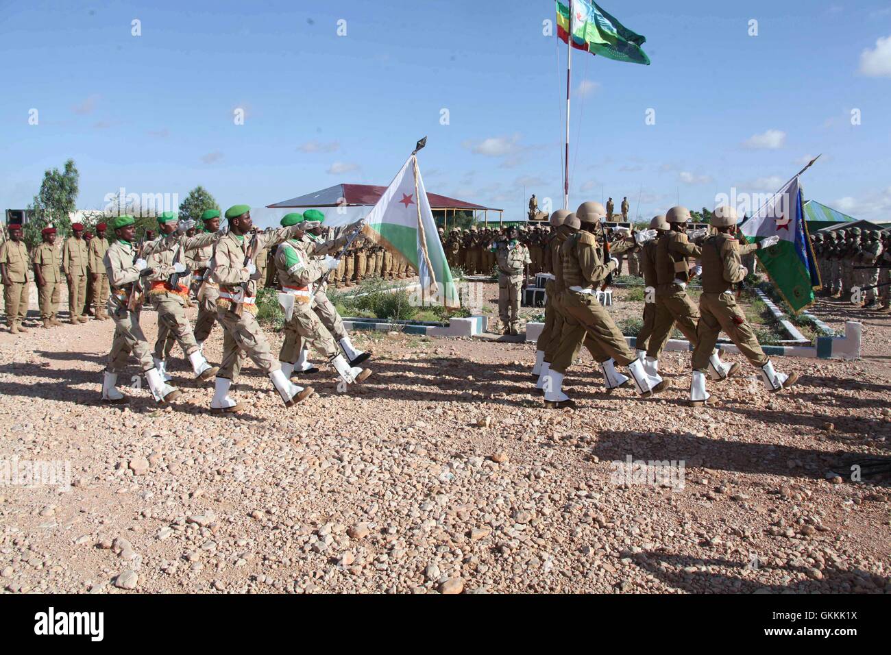 AMISOM soldati del Gibuti merceologica durante il trentottesimo anniversario della abitante del Gibuti Forze Armate giorno nel settore 4 Beletweyne, Somalia il 6 giugno 2015. AMISOM foto / Mohamed Haji Foto Stock