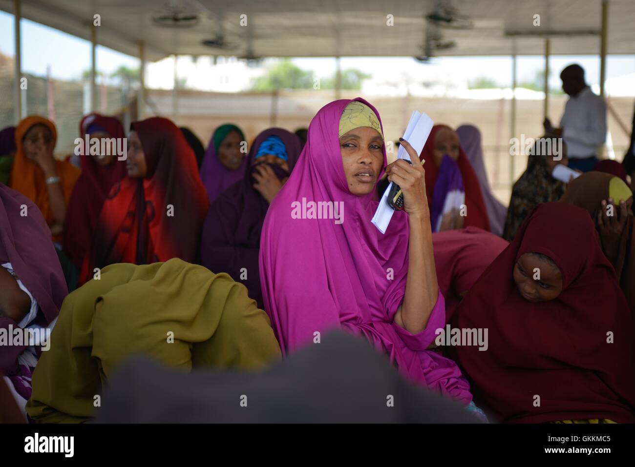 I pazienti devono attendere di essere visto da personale medico presso la Sheikh Zayed Bin Sultan Al'Nahya ospedale di Mogadiscio, Somalia, il 6 agosto. L'ospedale, costruito e finanziato dal governo degli Emirati Arabi Uniti, è stato aperto nel giugno del 2015 e fornisce assistenza sanitaria gratuita per tutti coloro che non possono permettersi di esso. AMISOM foto / Tobin Jones Foto Stock