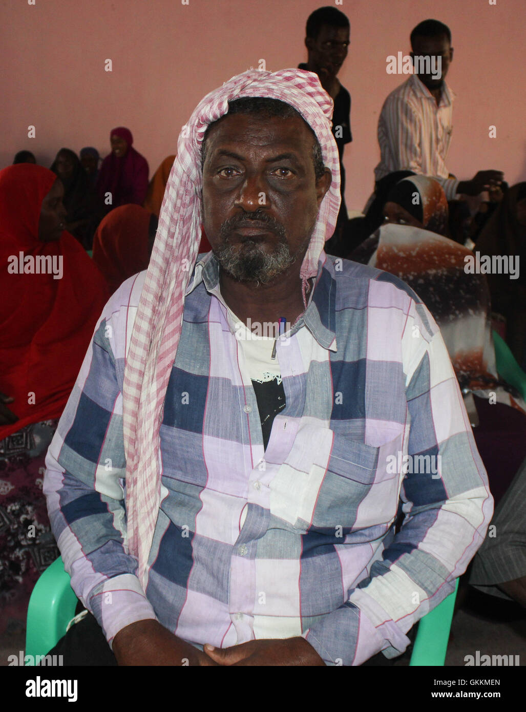 Il leader della comunità Isse Mohamed partecipa a un evento di polizia della comunità nel distretto di Daynile, Mogadiscio, Somalia, il 18 agosto 2015. L'evento è stato organizzato per rafforzare la cooperazione tra i residenti locali e la polizia. Foto AMISOM / Mohamed Fanah Foto Stock