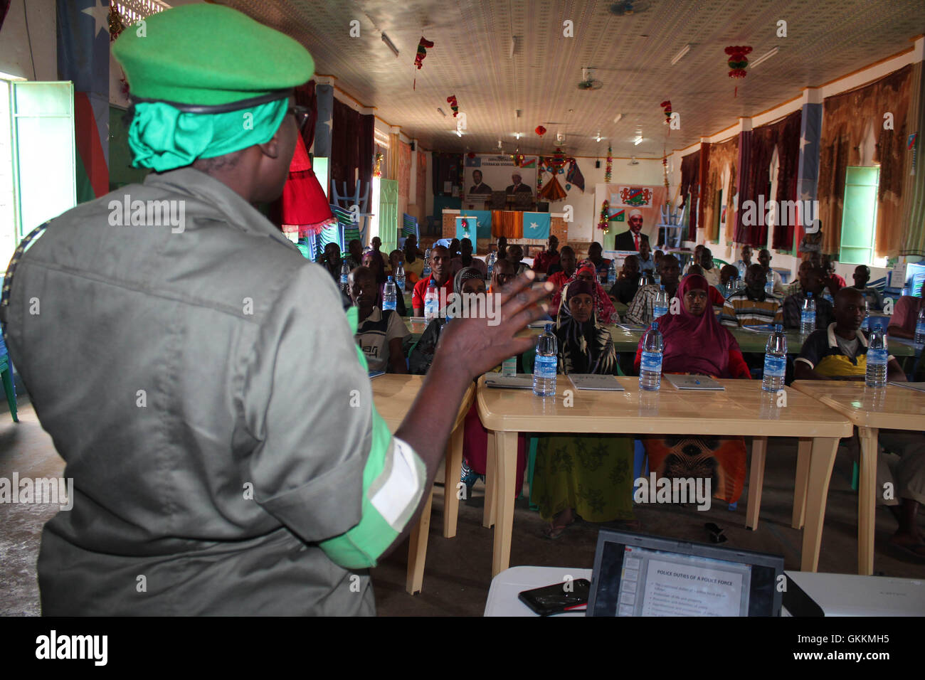 Un addestratore della polizia AMISOM incarica 200 nuove reclute per la forza di polizia somala (SPF) a Baidoa il 20 agosto 2015. La formazione mira a rafforzare la capacità di contrasto della Somalia. Foto AMISOM. Foto Stock