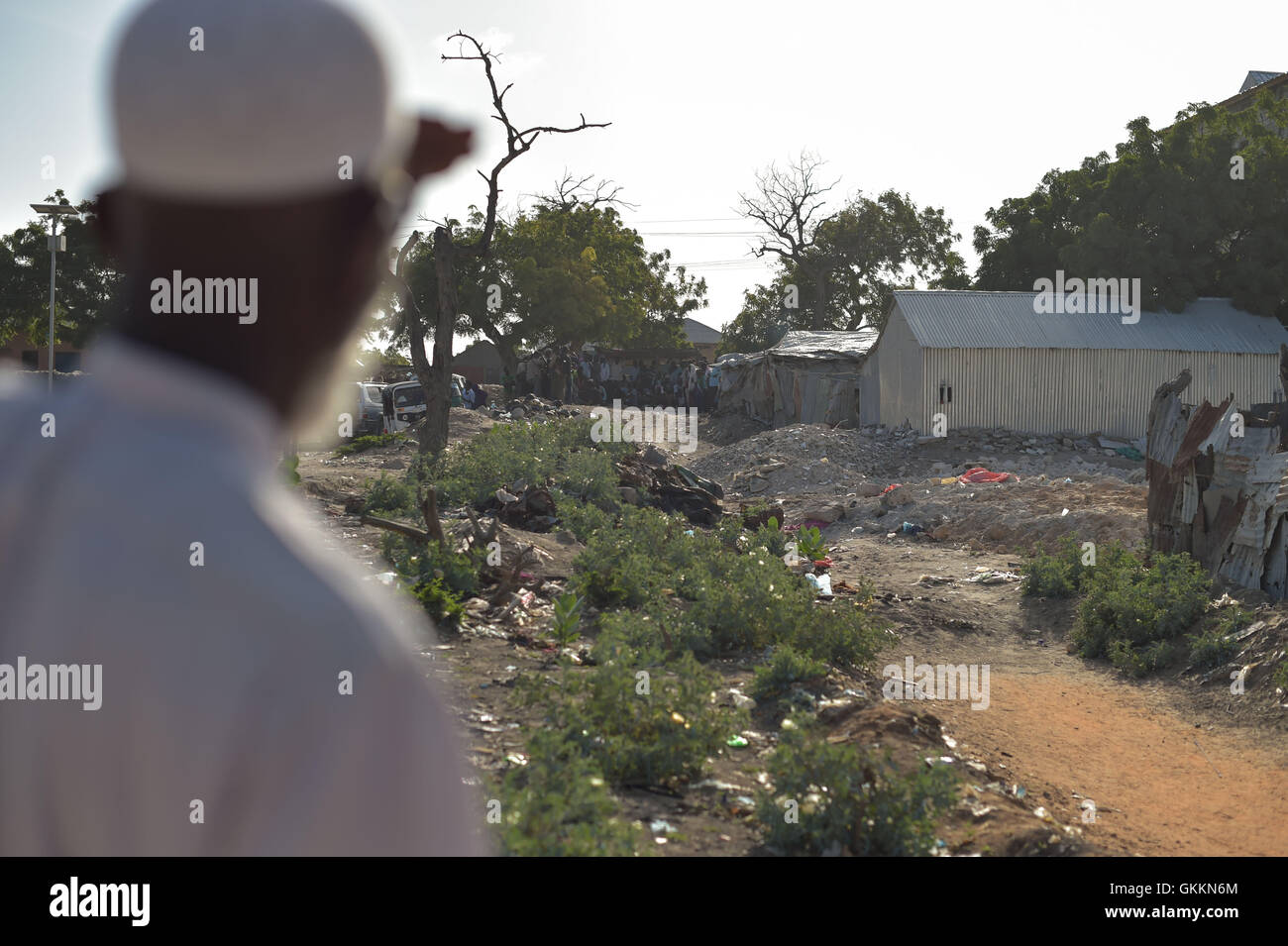Dopo una partita, il perdente resta vicino al bersaglio, un sandalo usato per sostenere il bersaglio del tiro con l'arco, raccogliendo le frecce sparate durante la gara. Questo riflette una pratica tradizionale nel tiro con l'arco. Foto AMISOM / Tobin Jones. Foto Stock