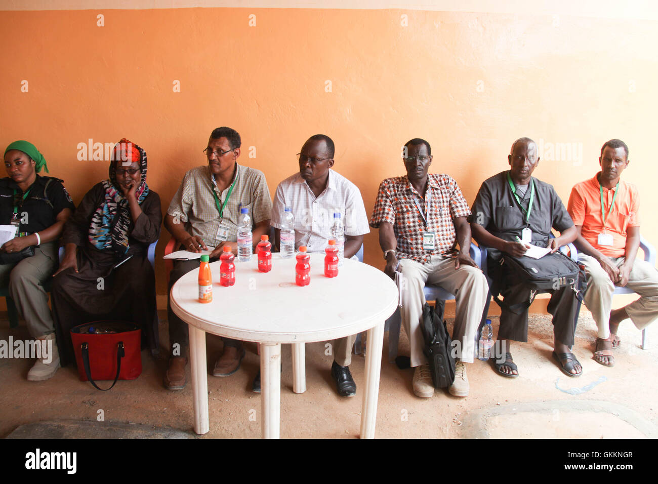 Il 17 ottobre 2015, i funzionari della cooperazione civile-militare dell'AMISOM hanno partecipato all'apertura di un centro di salute materna e infantile a Beletweyne. Questa iniziativa fa parte del continuo sostegno di AMISOM alla popolazione somala. Foto di Ahmed Qeys. Foto Stock