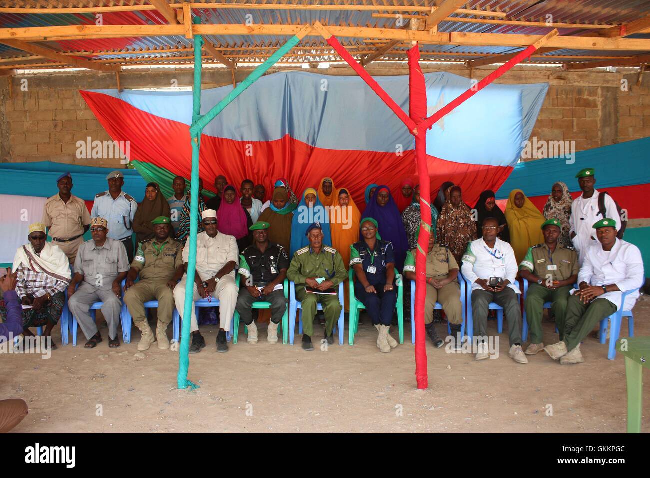 La polizia dell'AMISOM e i funzionari della polizia somala, insieme agli anziani tradizionali, scattano una foto di gruppo durante il processo di selezione e verifica delle nuove reclute della polizia somala a Baidoa il 10 novembre 2015. Questo processo mirava a rafforzare la forza di polizia somala. Foto Stock