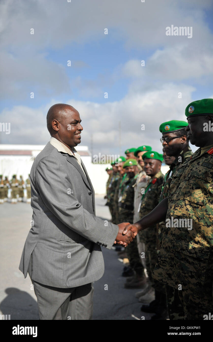 AMISOM il comandante della forza, Lt. General Jonathan Rono, scuote le mani con l Unione Africana truppe prima della sua partenza il 15 dicembre 2015. AMISOM foto / Ilyas Ahmed Foto Stock