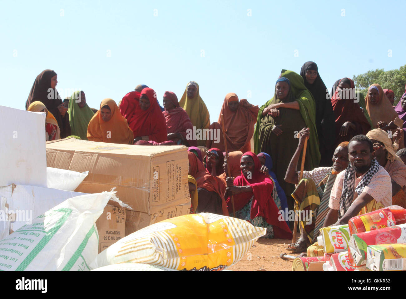 Famiglie di sfollati interni in attesa di ricevere gli alimenti donati da un Etiope la Difesa nazionale Forze (ENDF) che serve sotto la missione dell Unione Africana in Somalia (AMISOM) in Baidoa, la Somalia a gennaio 09.2016. AMISOM foto / Sabir Olad Foto Stock