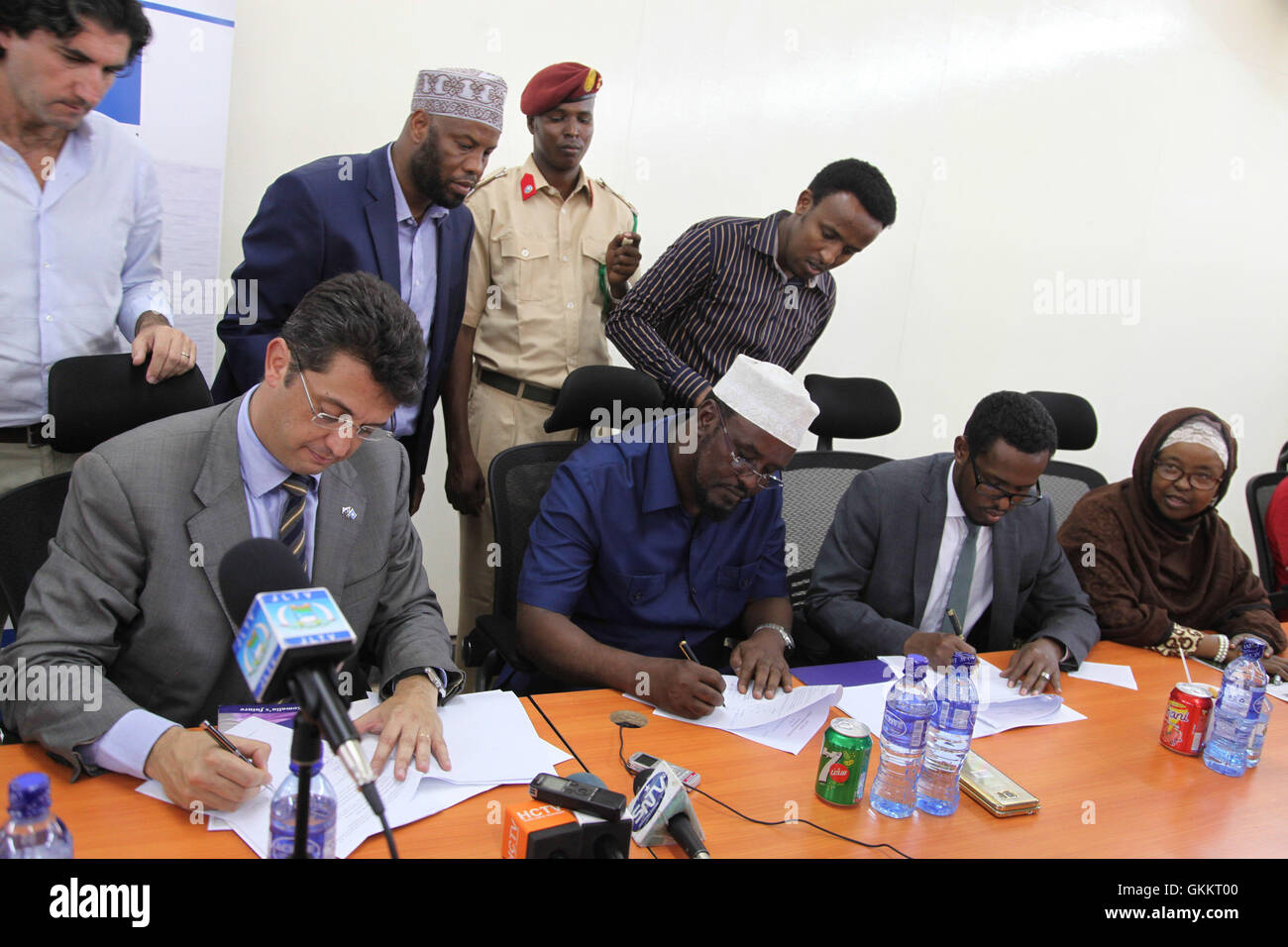 Da sinistra a destra: l'Unione europea (UE) Ambasciatore in Somalia, Michele Cervoni d'Urso, interinali Amministrazione Jubba Presidente Ahmed Mohamed Islam, il Ministro federale della pianificazione e della cooperazione internazionale Abdirahman Yusuf Aynte e il Ministro federale dell'Istruzione, Cultura e istruzione superiore Khadar Bashir Ali, segno di una rete di sicurezza sociale programma consorzio nel distretto di Kismayo, inferiore regione Jubba, Somalia il 7 marzo 2016. AMISOM Photo/ Mohamed Barut Foto Stock