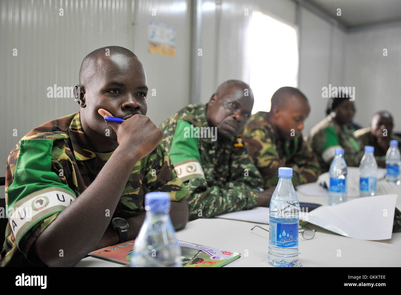 Nell'aprile 2016, gli ufficiali di coordinamento civile-militare (CIMIC) dell'AMISOM hanno partecipato a un workshop a Mogadiscio per la diffusione degli orientamenti per il coordinamento civile-militare umanitario specifici per paese in Somalia. Questa sessione mirava a rafforzare il coordinamento tra gli sforzi militari e umanitari in Somalia. Foto AMISOM / Omar Abdisalan. Foto Stock