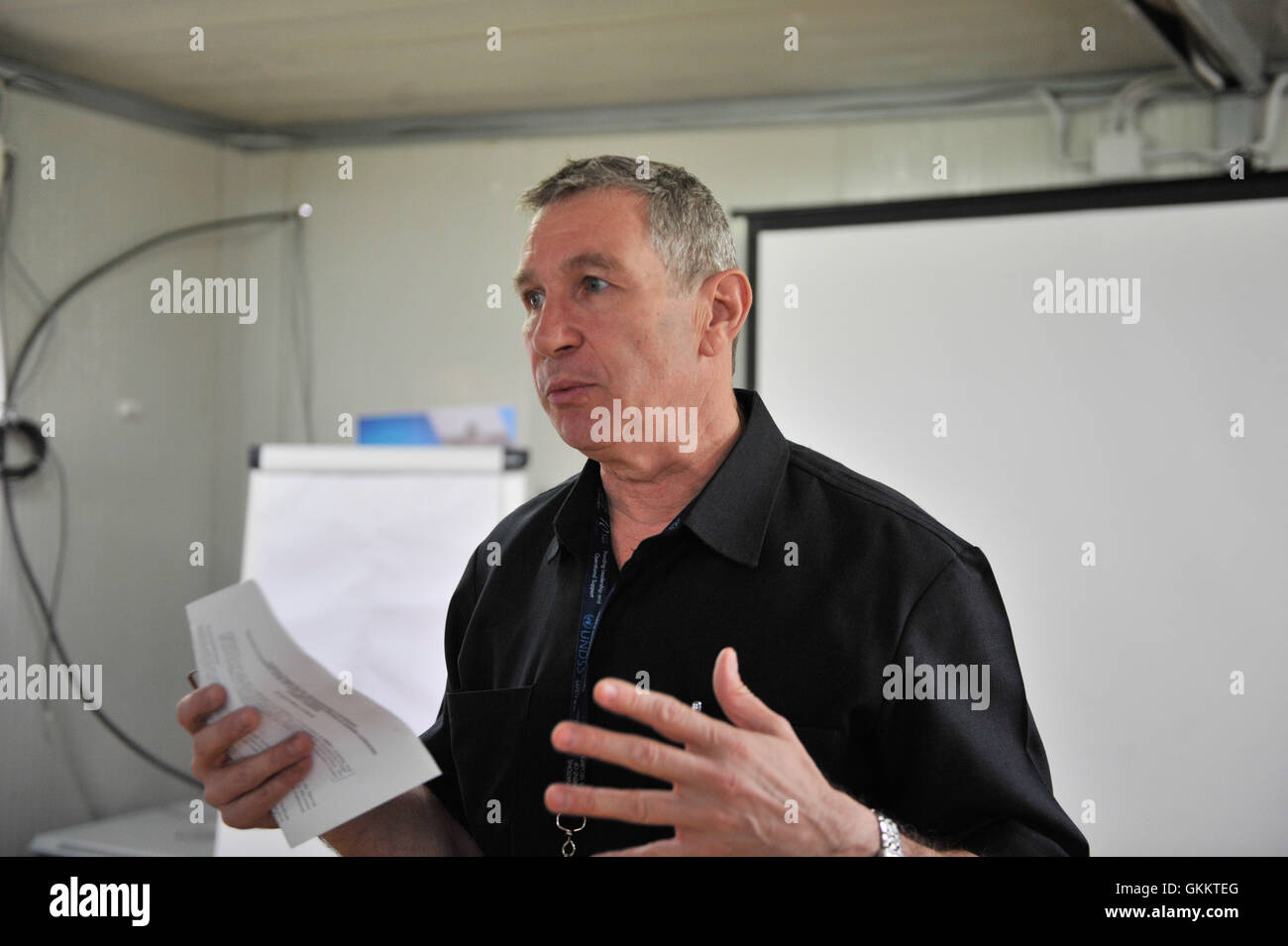 Peter de Clercq, rappresentante speciale aggiunto del Segretario generale delle Nazioni Unite (DSRSG) per la Somalia e coordinatore umanitario residente, interviene in un seminario tenutosi a Mogadiscio, Somalia, nell'aprile 2016, incentrato sulla diffusione degli orientamenti per il coordinamento civile-militare della Somalia. Foto AMISOM / Omar Abdisalan Foto Stock