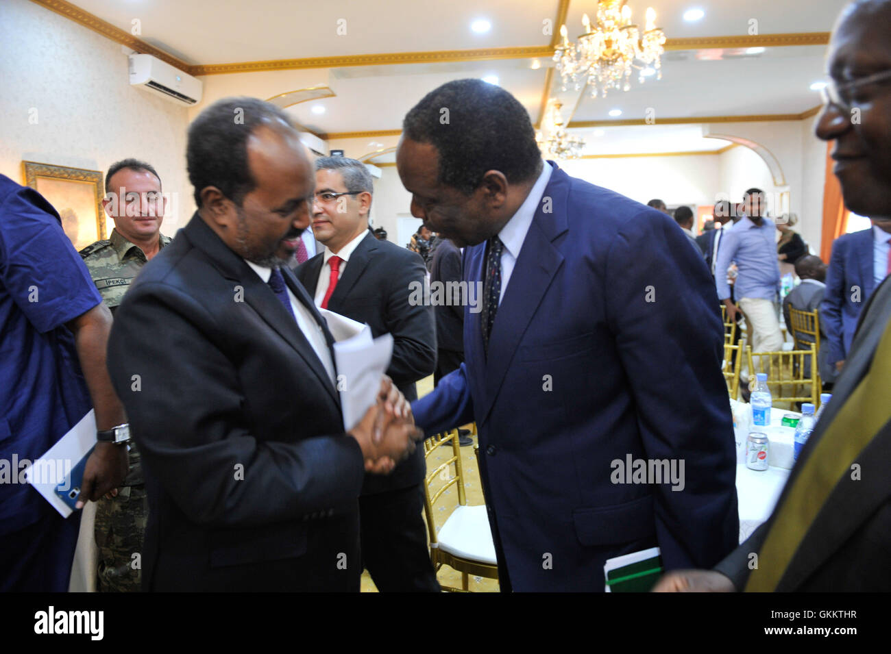 Il presidente federale della Somalia, Hassan Sheikh Mohamud, saluta l'ambasciatore Francisco Caetano Jose Madeira, rappresentante speciale del presidente della Commissione dell'Unione africana (SRCC) per la Somalia, al Somali National Leaders Forum di Mogadiscio il 12 aprile 2016. Foto Stock