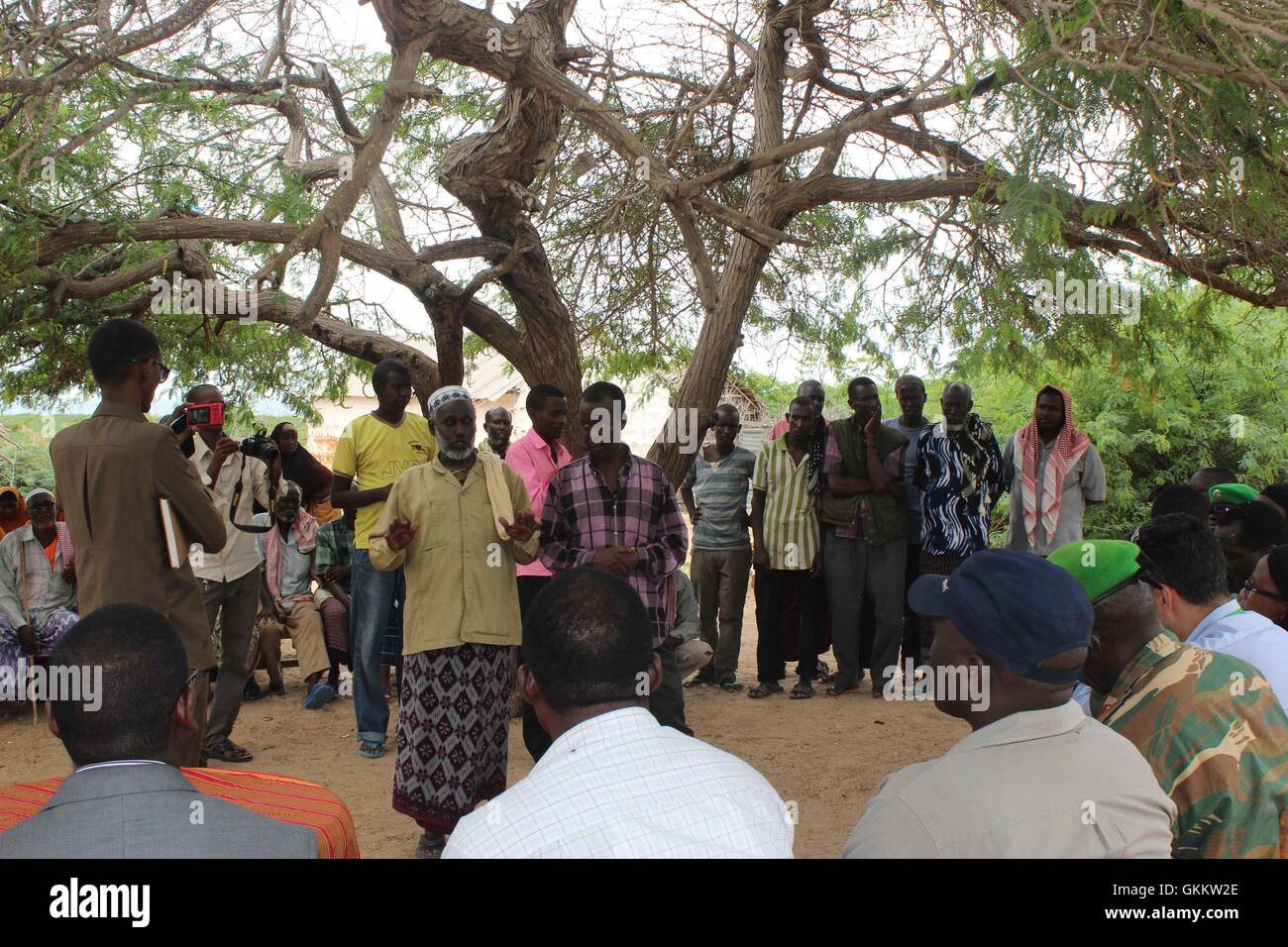 Il capo del villaggio di Ceele Jaale, Yusuf Osman Ali, si rivolge a un incontro con i residenti e i funzionari locali dell'AMREF e della missione dell'Unione africana in Somalia (AMISOM) il 9 maggio 2016 nella regione di Lower Shabelle, Somalia. L'incontro si è concentrato sullo sviluppo della comunità e sulle questioni locali. Foto Stock