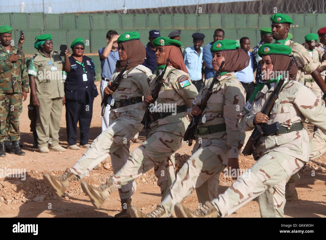 I soldati del Gibuti che serve sotto la missione dell Unione Africana in Somalia (AMISOM) marzo durante il 39o anniversario del Gibuti Forze Armate giorno nel settore 4 Beletweyne, Somalia a giugno 06, 2016. AMISOM foto / Ahmed Qeys Foto Stock