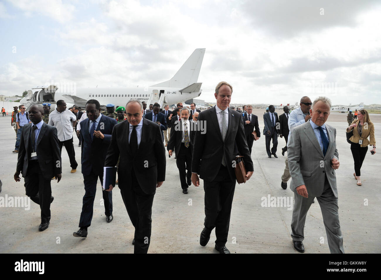 Il 19 maggio 2016, i membri del Consiglio di sicurezza delle Nazioni Unite arrivarono a Mogadiscio, in Somalia, per una visita. Sono stati accolti all'aeroporto internazionale di Aden Abdulle da funzionari delle Nazioni Unite, dell'UA e del governo somalo. Foto di Omar Abdisalan. Foto Stock