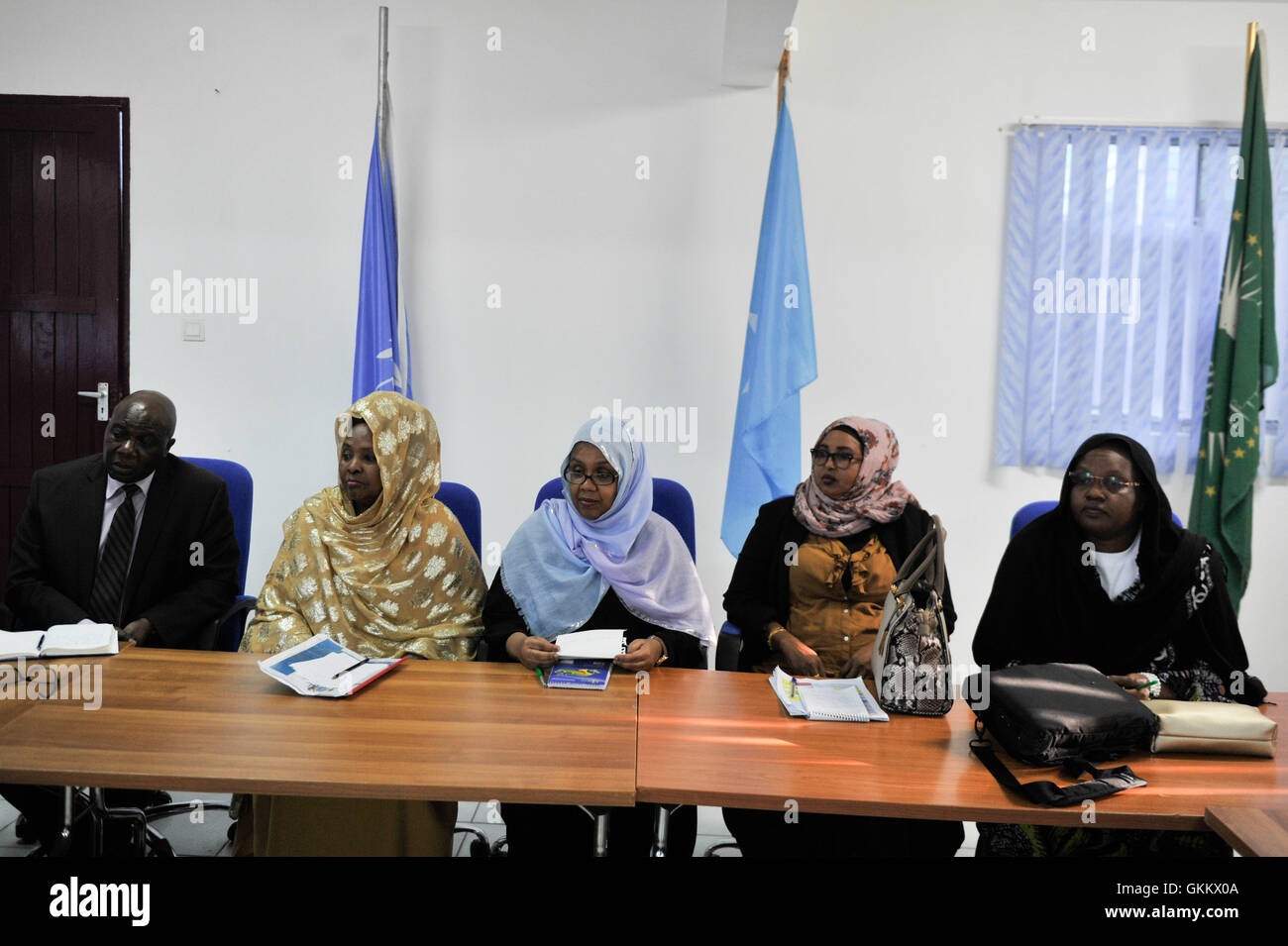 Da sinistra a destra: il rappresentante speciale aggiunto del segretario generale delle Nazioni Unite (DSRSG) per la Somalia, Raisedon Zenenga, la nazionale somala Organizzazione delle Donne di presidente, Batulo Sheikh Ahmed, Somali del ministro delle donne e i Diritti Umani Sahra Ali Samatar, Presidente Comitato degli ambasciatori di buona volontà, Asha Gelle Diriye e il Vice Rappresentante speciale del Presidente della Commissione dell'Unione africana per la Somalia (DSRCC), l'on. Lydia Wanyoto partecipare ad un incontro con le donne somale leader e i membri della società civile a Mogadiscio il 19 giugno 2016 durante il quale essi hanno convenuto su una Foto Stock