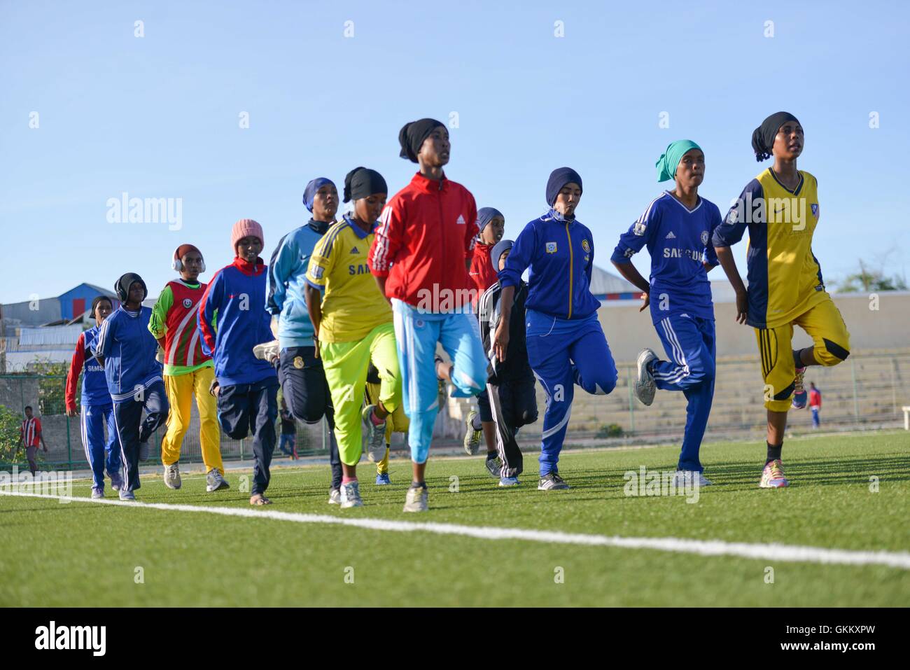 Le atlete somale fanno jogging durante una sessione di allenamento al Banadir Stadium di Mogadiscio il 23 luglio 2016. L'evento evidenzia il ruolo delle donne nello sport in Somalia, dove la comunità femminile di atletica continua a crescere nonostante le sfide. / Foto AMISOM / Omar Abdisalan Foto Stock