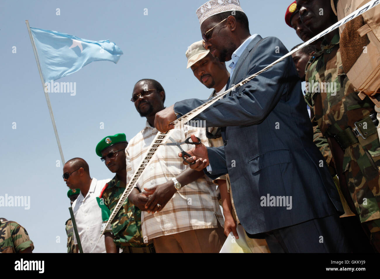 Il Presidente della Somalia, Presidente Sheikh Sharif Sheikh Ahmed, apre un nuovo campo di addestramento per TFG truppe. Anche in partecipazione sono stati il Vice Rappresentante speciale del Presidente della Commissione dell'Unione africana (DRSCC). La struttura può ospitare 1.100 soldati. lo sviluppo e la costruzione di capacità come previsto a livello nazionale in materia di sicurezza e di piano di stabilizzazione (NSSP). Il Fondo è finanziato dalla UE e al costo di $ 3.2million dollari. Foto Stock